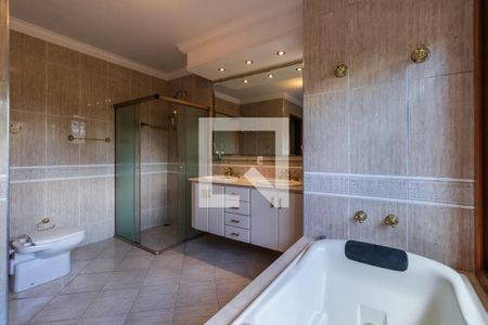 Casa de condomínio à venda com 437m², 4 quartos e 5 vagas Casa de condomínio à venda com 437m², 4 quartos e 5 vagasBanheiro da Suíte 4