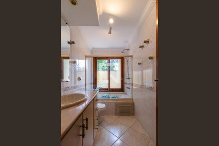 Casa de condomínio à venda com 437m², 4 quartos e 5 vagas Casa de condomínio à venda com 437m², 4 quartos e 5 vagasBanheiro da Suíte 1