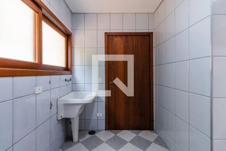 Casa de condomínio à venda com 437m², 4 quartos e 5 vagas Casa de condomínio à venda com 437m², 4 quartos e 5 vagasÁrea de Serviço