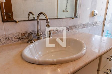 Casa de condomínio à venda com 437m², 4 quartos e 5 vagas Casa de condomínio à venda com 437m², 4 quartos e 5 vagasBanheiro da Suíte 1