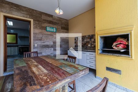 Casa de condomínio à venda com 437m², 4 quartos e 5 vagas Casa de condomínio à venda com 437m², 4 quartos e 5 vagasÁrea Externa