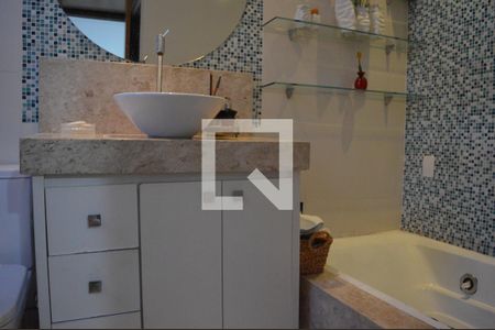 Casa à venda com 360m², 3 quartos e 4 vagasBanheiro da Suíte