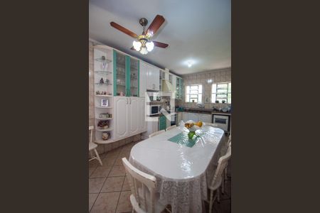 Casa à venda com 300m², 3 quartos e 5 vagas Casa à venda com 300m², 3 quartos e 5 vagasCozinha