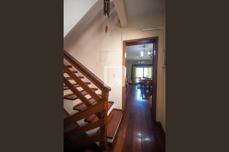 Casa à venda com 300m², 3 quartos e 5 vagas Casa à venda com 300m², 3 quartos e 5 vagasEscada