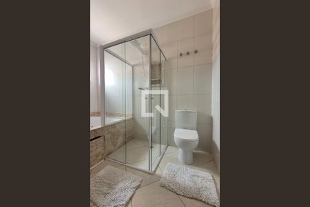 Casa à venda com 242m², 5 quartos e 4 vagasBanheiro da suíte 2