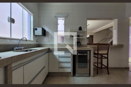 Casa à venda com 242m², 5 quartos e 4 vagasCozinha
