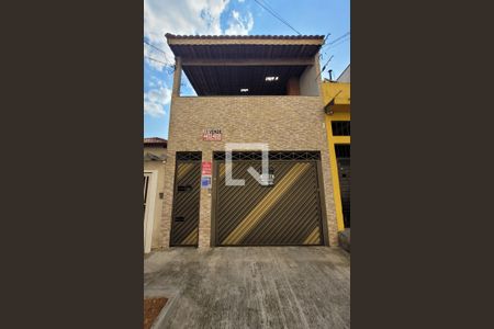 Casa à venda com 106m², 3 quartos e 2 vagas Casa à venda com 106m², 3 quartos e 2 vagasFachada