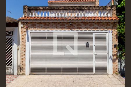 Casa à venda com 200m², 3 quartos e 2 vagas Casa à venda com 200m², 3 quartos e 2 vagasFachada