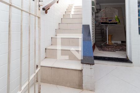 Casa à venda com 200m², 3 quartos e 2 vagas Casa à venda com 200m², 3 quartos e 2 vagasEscada