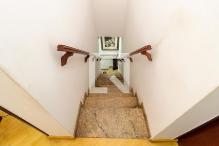 Casa à venda com 200m², 3 quartos e 2 vagas Casa à venda com 200m², 3 quartos e 2 vagasEscada