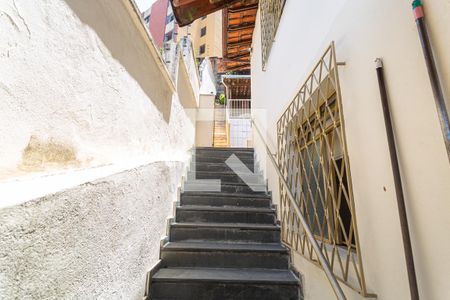 Casa à venda com 200m², 4 quartos e 4 vagasEscada de Acesso a Área Externa