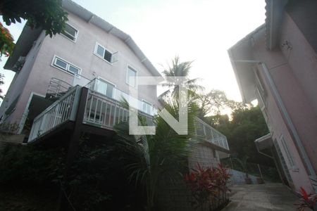 Casa de condomínio à venda com 308m², 4 quartos e 2 vagasFundos Casa eFachada Edícula