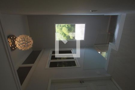 Casa de condomínio à venda com 308m², 4 quartos e 2 vagasEscada