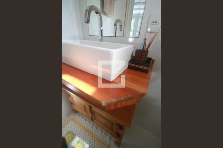 Casa de condomínio à venda com 308m², 4 quartos e 2 vagasLavabo