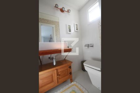 Casa de condomínio à venda com 308m², 4 quartos e 2 vagasLavabo