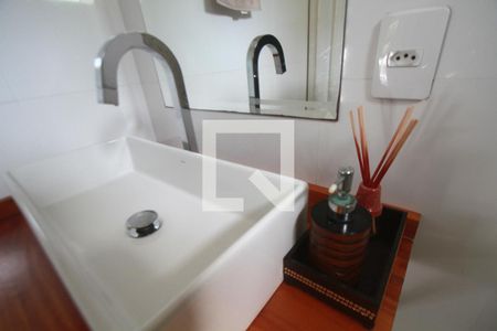 Casa de condomínio à venda com 308m², 4 quartos e 2 vagasLavabo