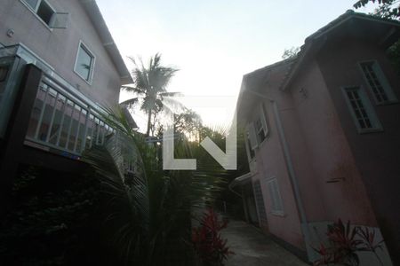 Casa de condomínio à venda com 308m², 4 quartos e 2 vagasFundos Casa eFachada Edícula