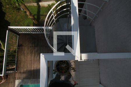 Casa de condomínio à venda com 308m², 4 quartos e 2 vagasEscada para a Área da Piscina