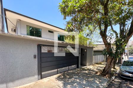 Casa à venda com 385m², 5 quartos e 3 vagas Casa à venda com 385m², 5 quartos e 3 vagasFachada