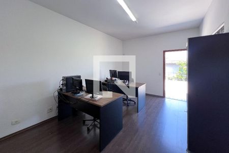 Casa à venda com 385m², 5 quartos e 3 vagas Casa à venda com 385m², 5 quartos e 3 vagasQuarto 4