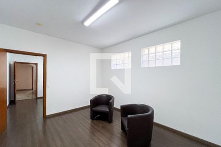 Casa à venda com 385m², 5 quartos e 3 vagas Casa à venda com 385m², 5 quartos e 3 vagasCorredor