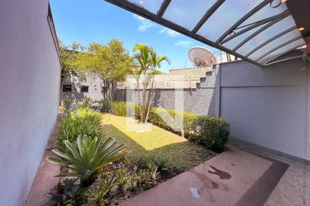 Casa à venda com 385m², 5 quartos e 3 vagas Casa à venda com 385m², 5 quartos e 3 vagasVista