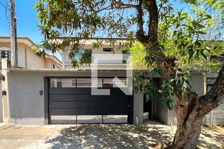 Casa à venda com 385m², 5 quartos e 3 vagas Casa à venda com 385m², 5 quartos e 3 vagasFachada