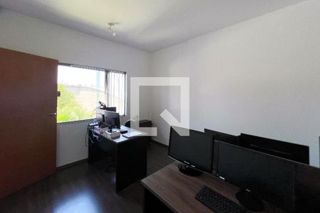 Casa à venda com 385m², 5 quartos e 3 vagas Casa à venda com 385m², 5 quartos e 3 vagasQuarto 3