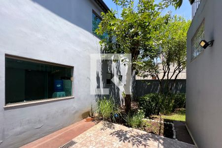 Casa à venda com 385m², 5 quartos e 3 vagas Casa à venda com 385m², 5 quartos e 3 vagasPátio