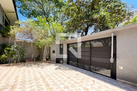 Casa à venda com 385m², 5 quartos e 3 vagas Casa à venda com 385m², 5 quartos e 3 vagasGaragem