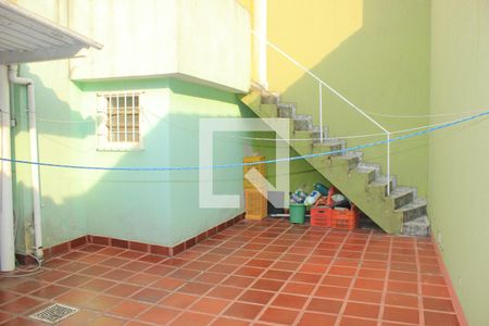 Casa à venda com 200m², 3 quartos e 3 vagasQuintal com vista para escadas