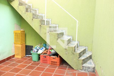 Casa à venda com 200m², 3 quartos e 3 vagasEscadas para parte superior