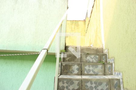 Casa à venda com 200m², 3 quartos e 3 vagasEscadas para parte superior