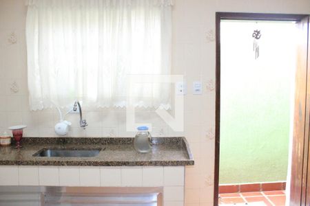 Casa à venda com 200m², 3 quartos e 3 vagasCozinha - vista da janela e pia