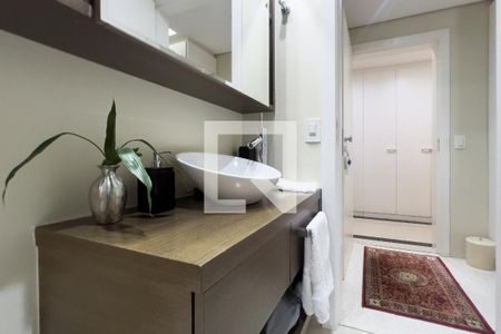 Apartamento à venda com 250m², 3 quartos e 4 vagas Apartamento à venda com 250m², 3 quartos e 4 vagasBanheiro da Suíte 2