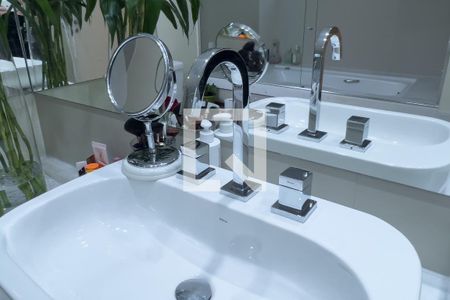 Apartamento à venda com 250m², 3 quartos e 4 vagas Apartamento à venda com 250m², 3 quartos e 4 vagasBanheiro da Suíte 3