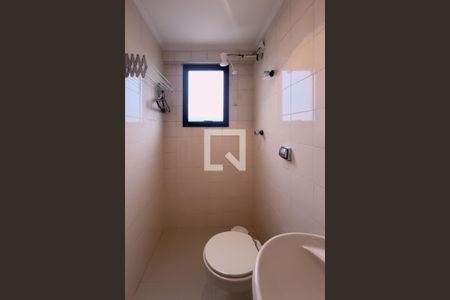 Apartamento à venda com 250m², 3 quartos e 4 vagas Apartamento à venda com 250m², 3 quartos e 4 vagasBanheiro de Serviço