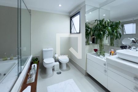 Apartamento à venda com 250m², 3 quartos e 4 vagas Apartamento à venda com 250m², 3 quartos e 4 vagasBanheiro da Suíte 3