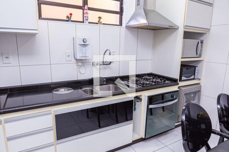 Casa à venda com 100m², 4 quartos e 2 vagas Casa à venda com 100m², 4 quartos e 2 vagasCozinha