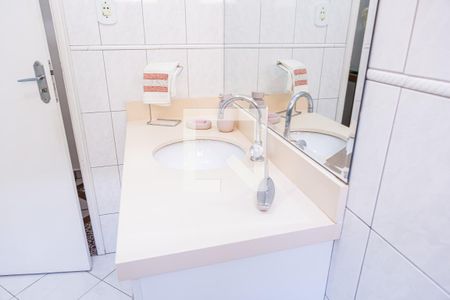 Casa à venda com 100m², 4 quartos e 2 vagas Casa à venda com 100m², 4 quartos e 2 vagasBanheiro 2