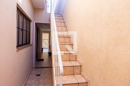 Casa à venda com 100m², 4 quartos e 2 vagas Casa à venda com 100m², 4 quartos e 2 vagasEscada