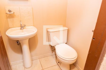 Casa à venda com 100m², 4 quartos e 2 vagas Casa à venda com 100m², 4 quartos e 2 vagasLavabo