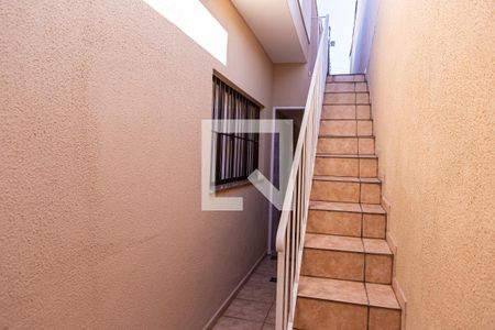 Casa à venda com 100m², 4 quartos e 2 vagas Casa à venda com 100m², 4 quartos e 2 vagasEscada