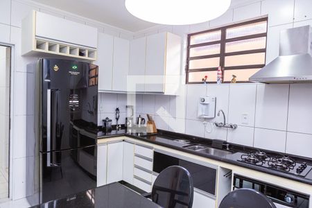 Casa à venda com 100m², 4 quartos e 2 vagas Casa à venda com 100m², 4 quartos e 2 vagasCozinha