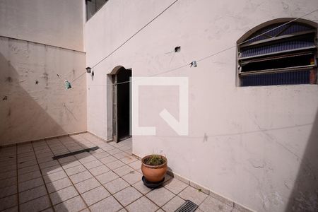 Casa à venda com 282m², 4 quartos e 6 vagas Casa à venda com 282m², 4 quartos e 6 vagasQuintal