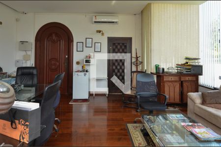 Casa de condomínio à venda com 1600m², 11 quartos e 10 vagas Casa de condomínio à venda com 1600m², 11 quartos e 10 vagasEscritório