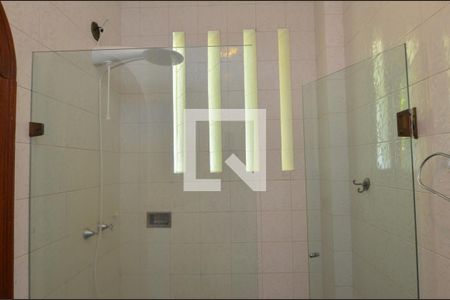 Casa de condomínio à venda com 1600m², 11 quartos e 10 vagas Casa de condomínio à venda com 1600m², 11 quartos e 10 vagasBanheiro da Suíte 2