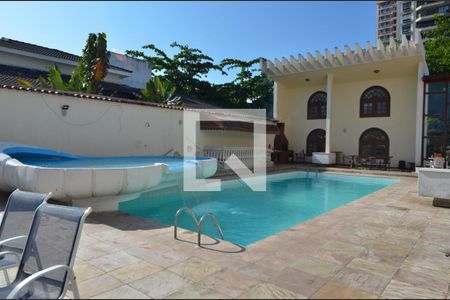 Casa de condomínio à venda com 1600m², 11 quartos e 10 vagas Casa de condomínio à venda com 1600m², 11 quartos e 10 vagasÁrea externa