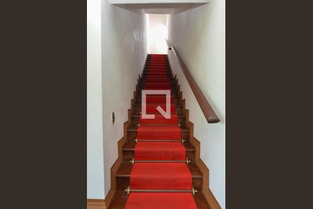 Casa de condomínio à venda com 1600m², 11 quartos e 10 vagas Casa de condomínio à venda com 1600m², 11 quartos e 10 vagas escada