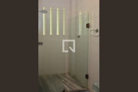 Casa de condomínio à venda com 1600m², 11 quartos e 10 vagas Casa de condomínio à venda com 1600m², 11 quartos e 10 vagasBanheiro da Suíte 2